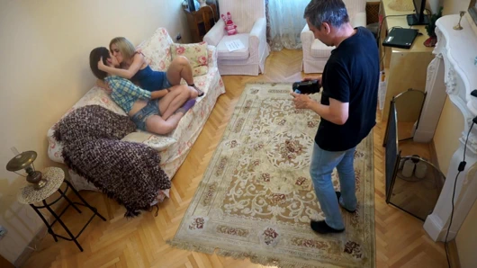 Azgın olgun adam iki genç üvey kız kardeşini tutkulu lezbiyen seks yaparken filme alıyor