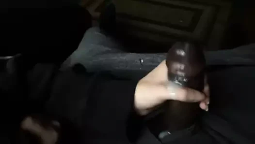 Siyah çük sahip olan bir güzel handjob