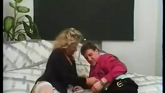 Almanya'dan sarışın bayan beyaz iç çamaşırı giyerken sikiliyor