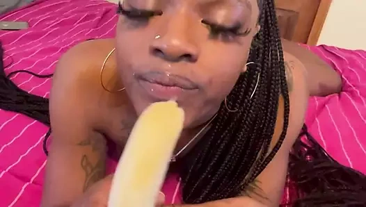 Tenomdil bir profesyonel gibi muzu emer – sadece hayranlar sızdırır