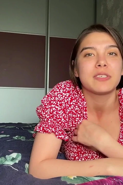 Azgın amatör tatlı kız yeni seks oyuncağıyla kamerada mastürbasyon yapıyor