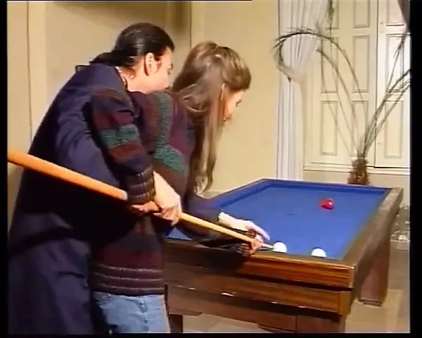 Almanya'dan çarpıcı hatun bilardo masasında sikiliyor