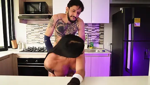 Trans hizmetçimle yatıyorum, onun kıçını da seviyorum