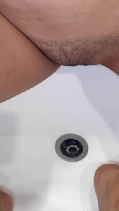 Bir epilator ile koltuk altı epilasyonu! Tıraşlı kıllı koltuk altları! Depilasyon! | Klip 1
