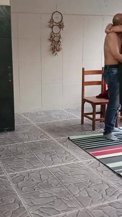 Üvey kız kardeş arka bahçedeydi ve üvey erkek kardeş onu onunla seks yapmaya ikna etti | Klip 1