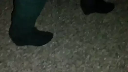 Etek ve botlarla yürümek