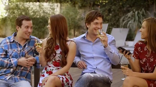 Kızıl kimberly brix için Tushy ilk çift penetrasyonu