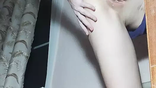 Rus komşum bana asılıyor, beni sikmek ve içine boşalmak istiyor