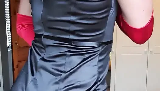 Kırmızı saten eldivenler ️ve sıkı siyah saten elbise