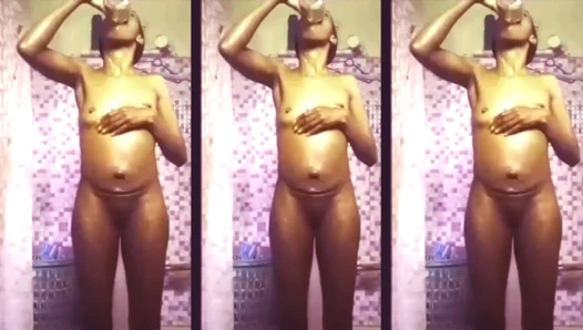 Kendi sidikimle içiyor ve oynuyorum