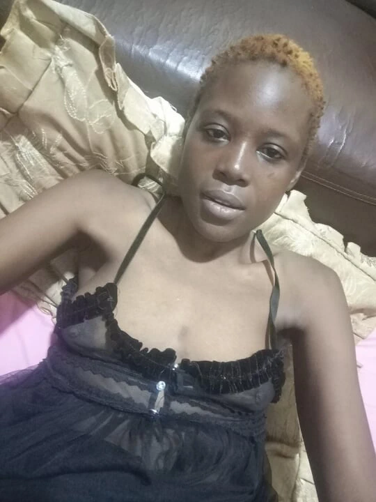 Candy27 gece oturma odasında dildoyla sikişiyor