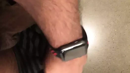 Kıllı sözlü adam sen emerken seninle edepsizce konuşuyor