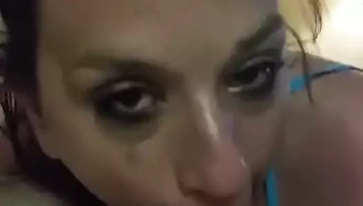 Şaşırtıcı sürtük efendinin horoz tarafından boğuluyor