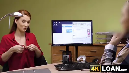 Redhaired bebek ofis çekiçlemeden önce büyük memeler kapalı gösterir