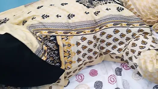 20 yaşındaki üvey erkek kardeş fırsatı değerlendirdi ve üvey annesini sikiyor