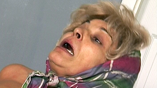 Büyükannenin genç bir horoz ile ilk orgazmı