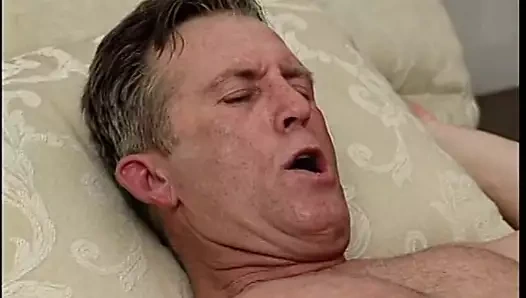 Kızıl saçlı sürtük iki hırçın yaşlı adam tarafından sikiliyor