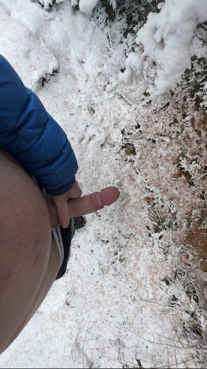 Karda mastürbasyon yapıyor ve ormanda sıfırın altında sıcaklıklar