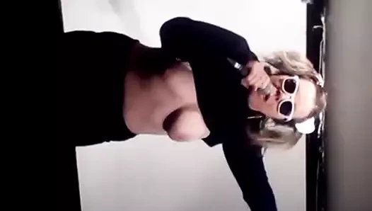 Canlı stand up komedyen üstsüz nyc