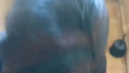 En ateşli sakso ve tuvalette domaltarak sikiş