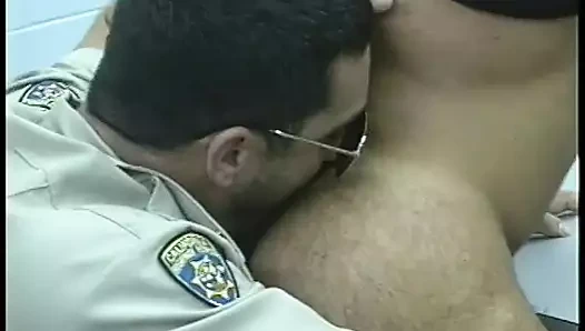 Azgın yarak emen adam götünü yaladıktan sonra ağdanın tadını çıkarıyor