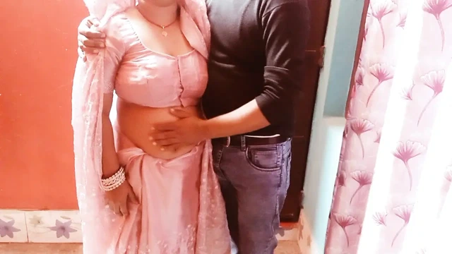 Çok güzel Hintli kadın emiliyor.