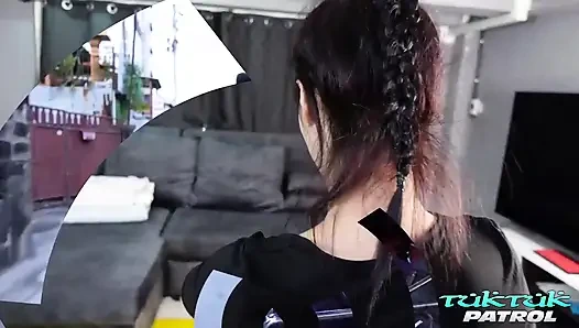 Tuktukpatrol büyük memeli Taylandlı güzel parmakla büyük boşalma