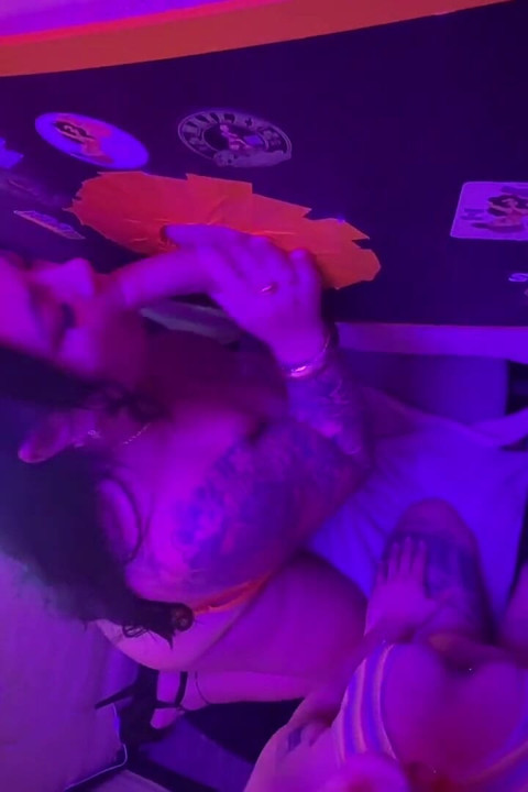 Bailey Boston ve Kennedy Starling gloryhole'da büyük zenci paylaşıyor