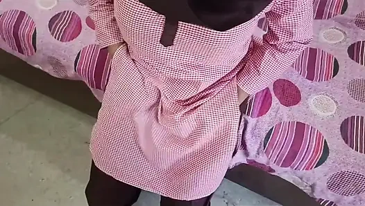 Hintli üniversite öğrencisi üniversite üniforması içinde öğretmenle sikişiyor