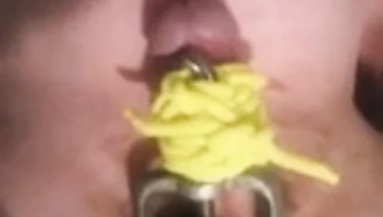 Onun değersiz taşaklarını sıkın!