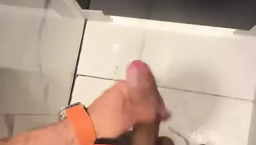 Alışveriş merkezi tuvaletinde uzun zamandır mastürbasyon yapmadım.