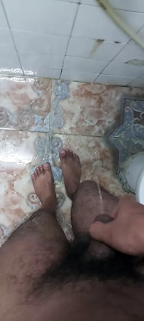 Bakire çocuk fışkırtıyor ve kendini tuvalette seviyor