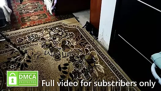 Hizmetçinin odayı temizlemeye vakti yoktu ve sikildi.