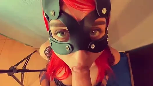 Ağzına sperm almayı seven yeşil gözlü kedi maskeli güzel bir kızdan muhteşem sulu oral seks