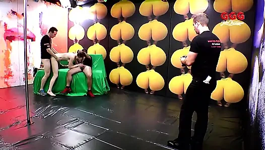 Ggg - Şimdi Beni Doldur! - İç Çamaşırlı Esmer Kadın Yeşil Kanepede Dölleniyor