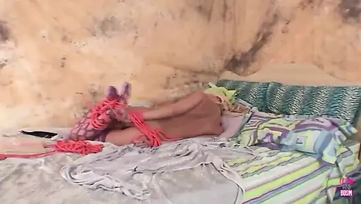 Büyük memeli sarışın bağlı ve yakışıklı erkek arkadaşı tarafından fotoğraflanıyor