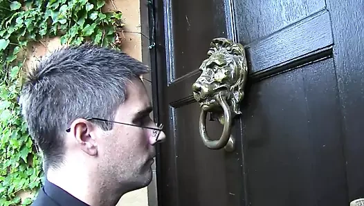 Büyük yaraklı günahkar bir rahip büyük memeli bir fahişeyi sikiyor... Çok heyecan verici!!