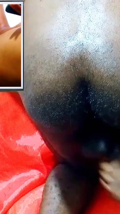 Televizyonda porno izlerken yeni mastürbasyon tarzı deneyimliyor. Ateşli yarağım boşalana kadar hissetti, ıslak ve ateşli amcık! | Klip 2