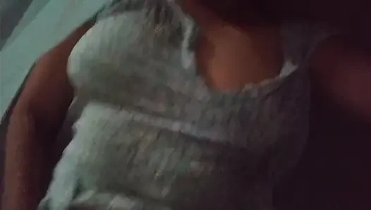 Büyük memeli ateşli üvey kız kardeş üvey erkek kardeşinin dildo oyunuyla vahşice sikiliyor