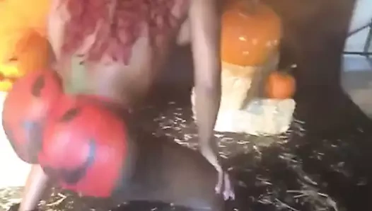 Siyah bebek merhabaween için küçük bir ganimet sallamak yapıyor