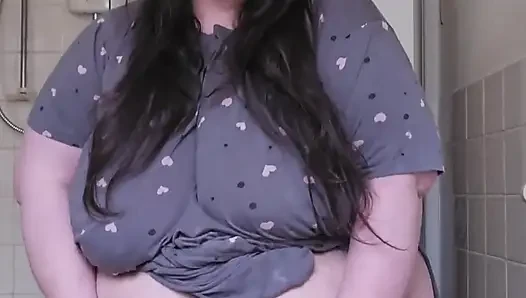 Ssbbw banyoda soyunuyor şişman vücut keşfi