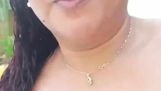 Meryan uzun tırnaklar ve göğüsler