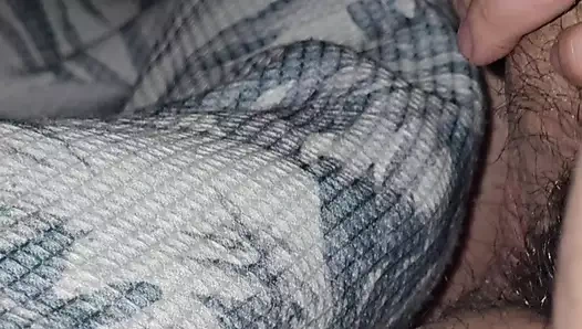 Üvey anne aldatan kocayı üvey oğluna yatağında yarakla mastürbasyon yaparak neredeyse yakalıyor