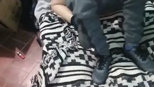 Montanolu kız yerdeki yatakla giyiniyor