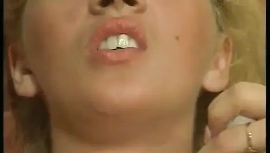 Küçük memeli sarışın genç kız yarağa binmeden önce mastürbasyon yapıyor