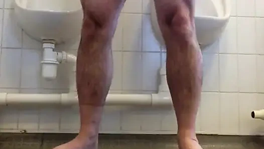 Bar tuvaletinde çıplak mastürbasyon