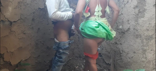 İlk kez ormanda mangal yapan Desi baldızı, ilk kez açık hava çiftliğinde kayınbiraderi ile ağzına arazi emdi