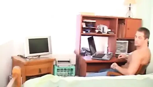 Ponpon kız Harmony doğal göğüsleriyle yatakta sikişiyor