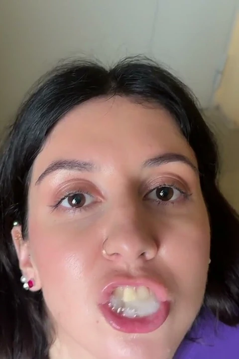 Yabancı, bir konut binasının girişinde diz çöküp sperm emip yuttu