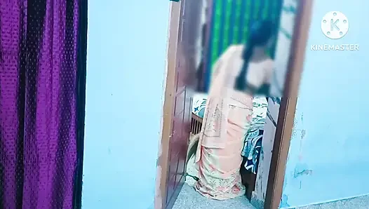 Ev hizmetçisi maaş zammı almak için sahibinin üvey oğlunu baştan çıkarıyor - ateşli inlemeli tamil erotik film